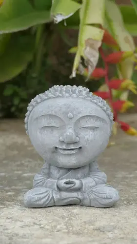 Artikelbild des Artikels “Nima - Sitzender Mönch mit großem Kopf, 15 cm H | Steinguss “